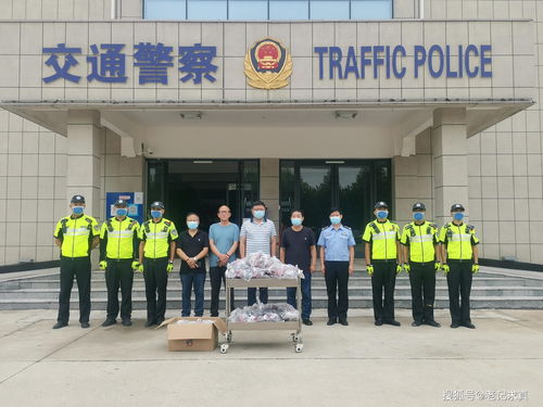 任丘市美術家協會攜手市醫院向交警贈送預防性中藥